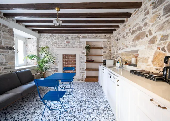 Miniq Homes 101 - Near Sea Foca Center 2Br Historic Stone House