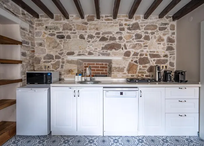 Miniq Homes 101 - Near Sea Foca Center 2Br Historic Stone House